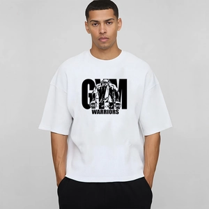 Nahaufnahme des weißen Heavyweight Oversize T-Shirts mit GYM WARRIORS Print für Herren