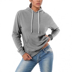 Sweat à capuche gris léger pour femme avec poche kangourou et cordon de serrage réglable