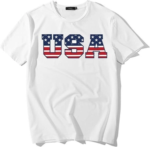 Détail macro de l'imprimé drapeau USA et texture du tissu sur T-shirt patriote blanc