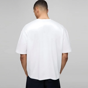 Rückansicht des schweren weißen Oversize-T-Shirts aus Baumwolle mit überschnittenen Schultern