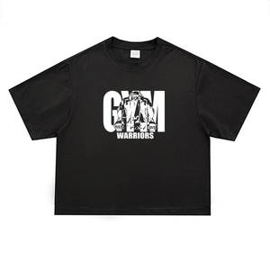 Nahaufnahme von schwerem Baumwollstoff und weißem GYM WARRIORS Siebdruck auf schwarzem Shirt