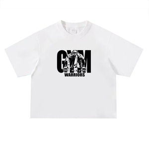 Detail eines schweren weißen Baumwoll-T-Shirts mit schwarzer GYM-Grafik und Rundhals