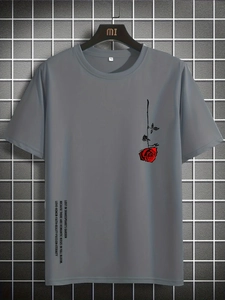 Vue détaillée du t-shirt gris en coton avec motif de rose rouge et texte sur le côté