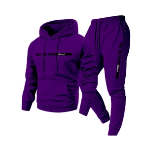 Dettaglio del set felpa con cappuccio e joggers viola con stampa di lettere stampate