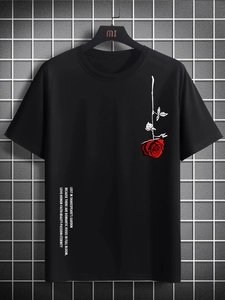 Détail de l'imprimé rose rouge et typographie blanche sur un T-shirt noir à manches courtes