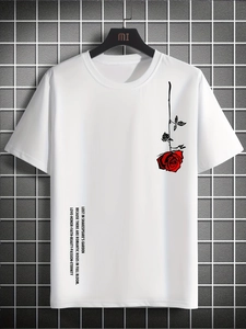 Détail de la rose rouge et du texte littéraire sur un t-shirt blanc en coton