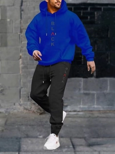 Dettaglio felpa con cappuccio blu reale con scritta BLACK e pantaloni sportivi neri