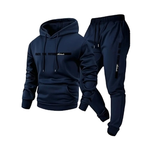 Dettaglio del set felpa con cappuccio blu navy con stampa Face The Future su tessuto