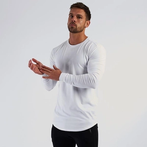 Dettaglio della maglietta sportiva bianca slim fit con orlo curvo in cotone traspirante