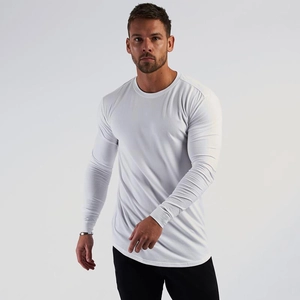 Dettaglio della maglietta sportiva bianca slim fit con bordo curvo e girocollo da uomo