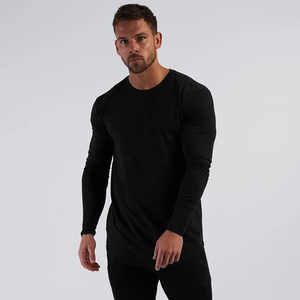 Dettaglio di una maglietta sportiva nera slim-fit da uomo che mostra il tessuto di cotone traspirante