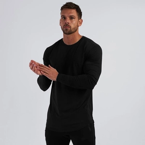 Dettaglio della maglia da fitness nera a maniche lunghe con orlo curvo e vestibilità slim