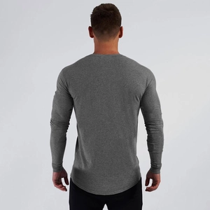 Dettaglio dell'orlo curvo e vestibilità sportiva sul retro della maglia da uomo