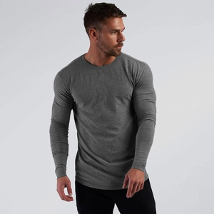 Dettaglio della maglietta sportiva grigio melange slim fit con tessuto traspirante e scollo