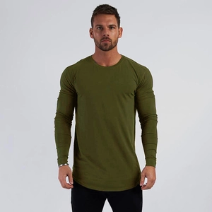 Vista dettagliata della maglia sportiva verde oliva slim fit con orlo curvo e tessuto liscio