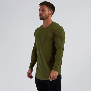 Dettaglio della maglietta sportiva slim verde oliva con orlo arrotondato su modello