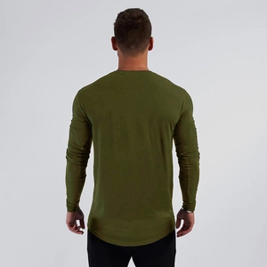 Vista posteriore della maglietta sportiva verde oliva a maniche lunghe slim fit