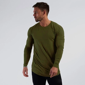 Dettaglio della maglietta sportiva attillata verde oliva con girocollo e bordo arrotondato