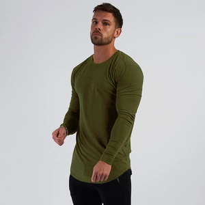 Dettaglio della maglietta sportiva slim fit verde oliva con bordo arrotondato