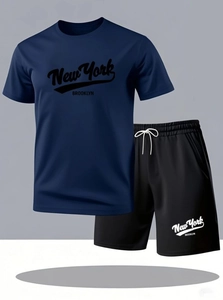Détail de l'imprimé Brooklyn sur t-shirt en mesh bleu marine et short noir