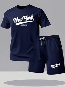 Détail de l'ensemble en maille bleu avec lettrage Brooklyn sur t-shirt et short à cordon