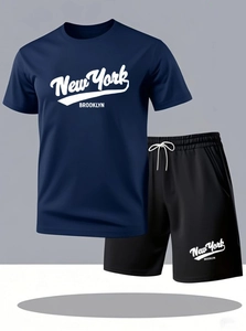 Détail du lettrage New York Brooklyn sur l'ensemble en mesh bleu marine pour hommes