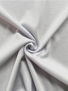 Gros plan sur le tissu en maille blanche respirante avec texture alvéolée pour t-shirts