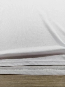 Gros plan sur la texture du tissu en maille nid d'abeille blanc et les coutures de l'ourlet