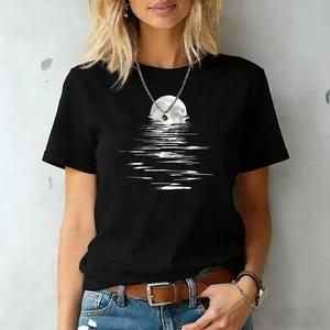 Detailansicht des Mond- und Spiegelungsdrucks auf einem schwarzen Baumwoll-T-Shirt