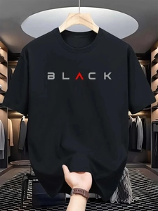 Détail de l'imprimé gothique BLACK avec design triangle rouge sur le t-shirt en coton