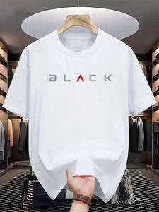 Détail du T-shirt en coton blanc avec imprimé lettres Black et triangle rouge au torse