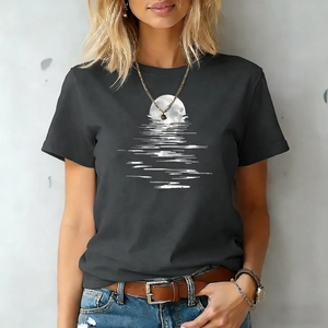 Detailansicht des Mond- und Wasserreflexionsdrucks auf dunkelgrauem Baumwoll-T-Shirt