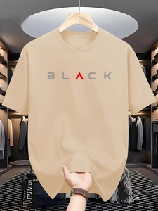Détail d'un t-shirt en coton lourd avec impression gothique « BLACK » et texture du tissu