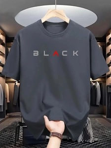 Gros plan d'un t-shirt en coton gris anthracite avec imprimé gothique et détail rouge
