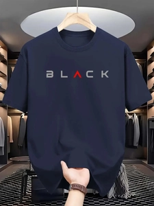 Détail de l'imprimé gothique BLACK sur un t-shirt col rond en coton bleu marine