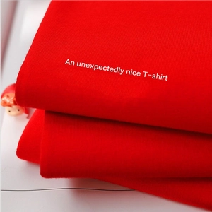 Primer plano del tejido de punto de algodón rojo vibrante de la camiseta doblada