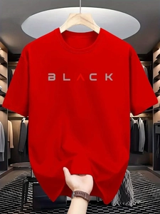 Détail d'un t-shirt en coton lourd rouge avec imprimé lettres gothiques BLACK au buste