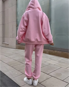 Dettaglio posteriore della tuta rosa da donna con cappuccio e pantaloni sportivi