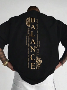 Détail du lettrage gothique doré et graphique balance au dos du t-shirt noir