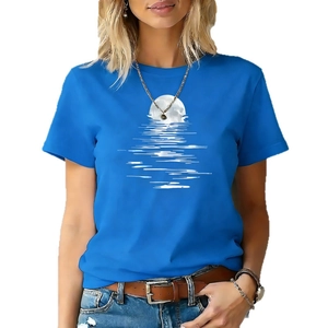 Hellblaues Baumwoll-T-Shirt mit weißem Mond- und Wasserreflexions-Grafikdruck