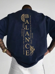 Vue détaillée du dos d'un t-shirt en coton lourd bleu marine avec impression dorée