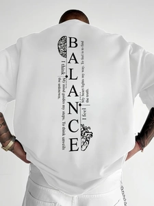 Gros plan du lettrage gothique et graphique cerveau-cœur sur un t-shirt blanc pour homme