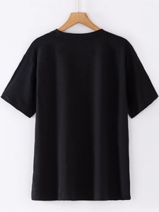 Vista vertical de una camiseta negra minimalista de manga corta en una percha de madera