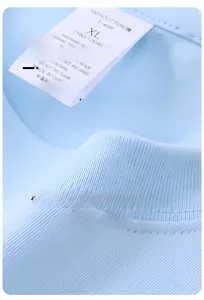Detailansicht des hellblauen 230G Baumwoll-T-Shirts mit Ausschnitt und Innenetikett