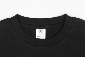 Dettaglio dello scollo di una t-shirt nera in cotone con etichetta interna 100% cotone