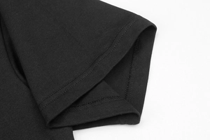 Dettaglio dell'orlo a doppia cucitura e tessuto in cotone di alta qualità di una t-shirt nera