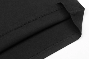 Dettaglio della doppia cucitura ad alta densità su t-shirt nera in cotone pesante
