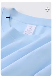 Nahaufnahme des hellblauen Baumwoll-T-Shirt-Ausschnitts mit Textur und XL-Etikett