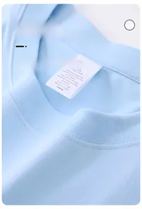 Detailaufnahme des hellblauen Rundhalsausschnitts mit weicher Stricktextur des T-Shirts