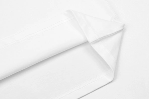 Dettaglio della doppia cucitura sull'orlo di una t-shirt bianca in cotone pesante